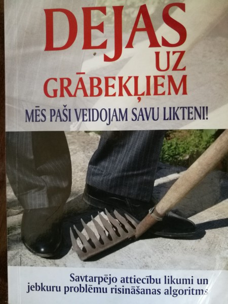 Dejas uz grābekļiem