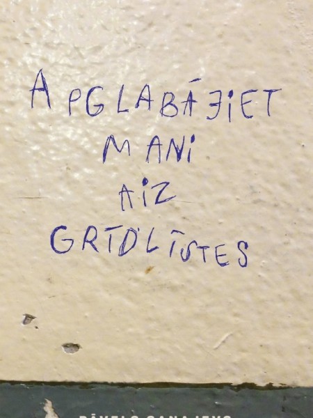 Apglabājiet mani aiz grīdlīstes