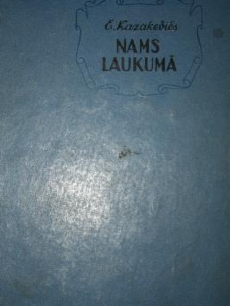 Nams laukumā