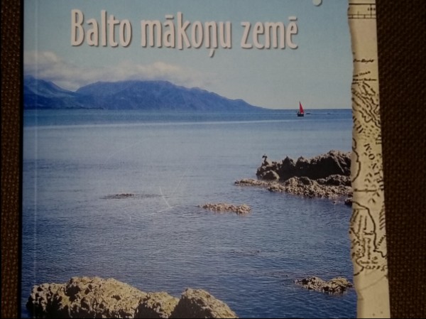 Balto mākoņu zemē