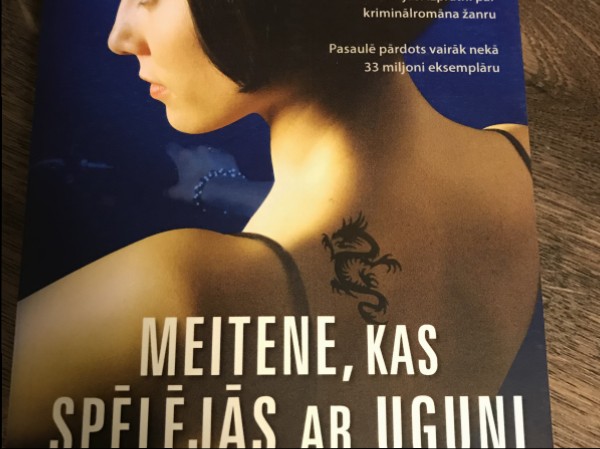 Meitene, kas spēlējās ar uguni