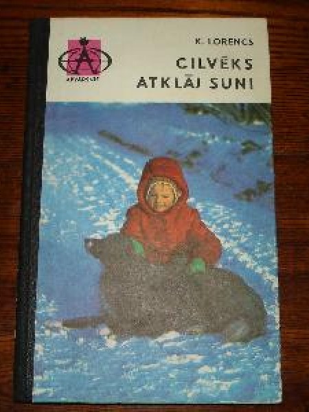 Cilvēks atklāj suni