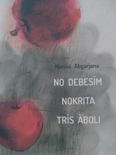 No debesīm nokrita trīs āboli 