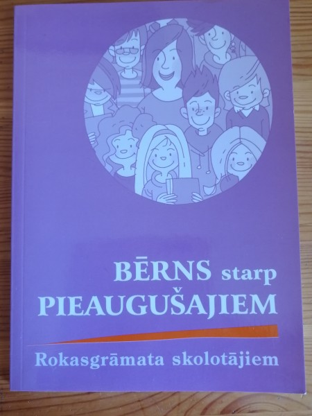 Bērns starp pieaugušajiem