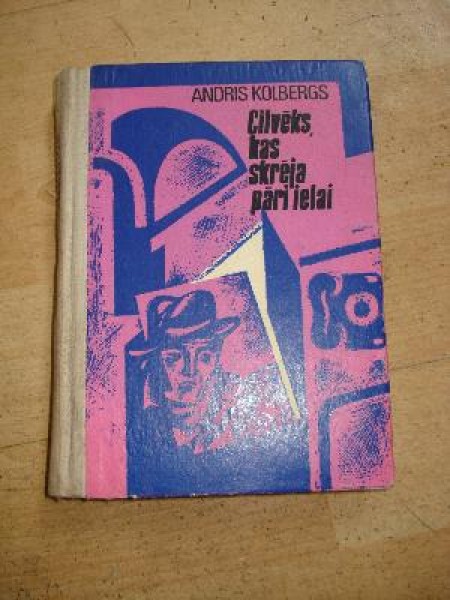 Cilvēks kas skrēja pāri ielai 