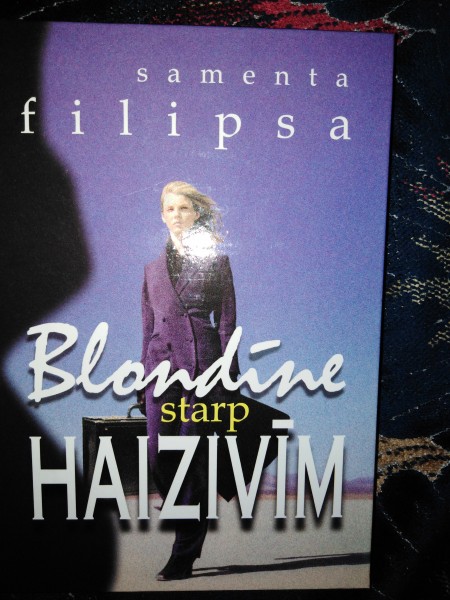 Blondīne starp haizivīm
