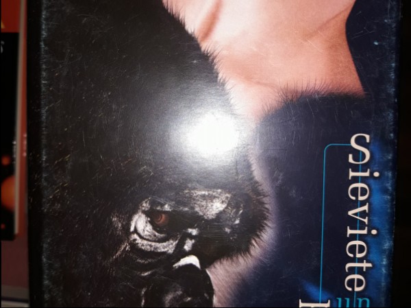 Sieviete un pērtiķis