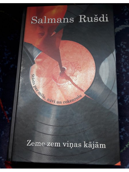 Zeme zem viņas kājām