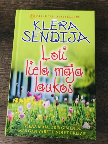 Ļoti liela māja laukos