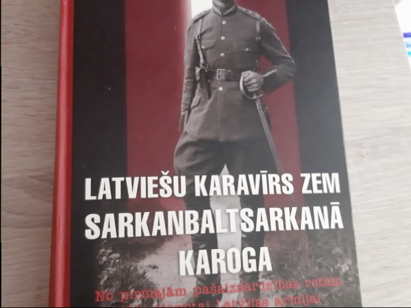 Latviešu karavīrs zem Sarkanbaltsarkanā karoga