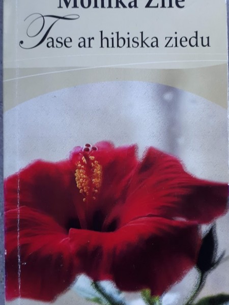 Tase ar hibiska ziedu