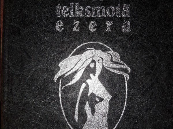 Pie teiksmotā ezera