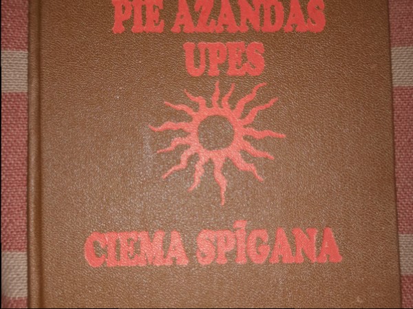 Pie Azandas upes. Ciema spīgana