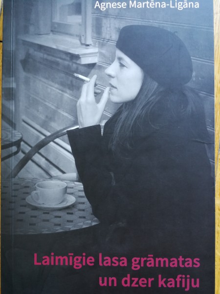 Laimīgie lasa grāmatas un dzer kafiju