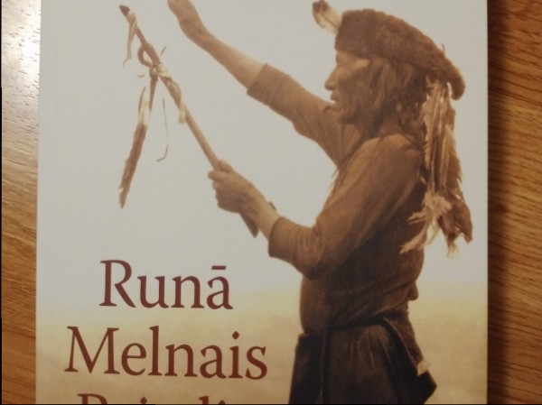 Runā Melnajs Briedis