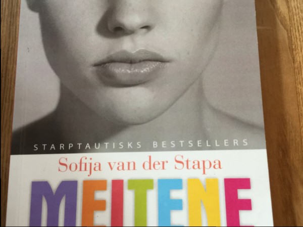 Meitene ar deviņām parūkām