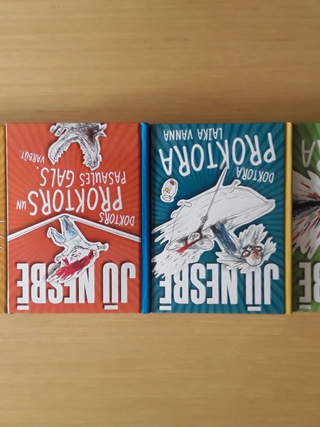 1.Doktora Proktora purkšķu pulveris. 2.Doktora Proktora laika vanna. 3.Doktors Proktors un pasaules 