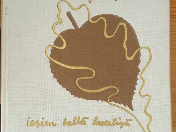 iesiešu baltā lakatiņā