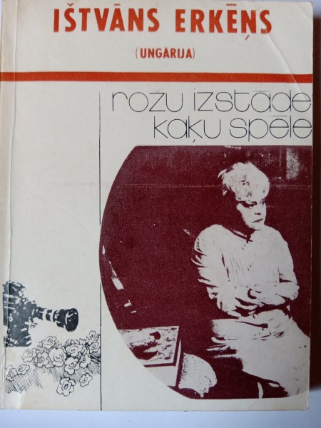 Rožu izstāde kaķu spēle