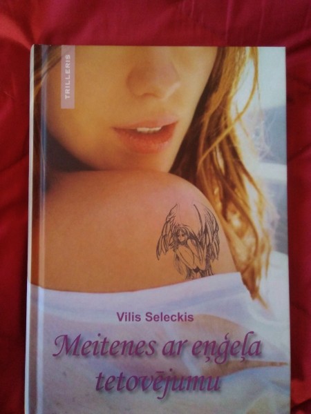 Meitenes ar eņģeļa tetovējumu 