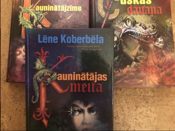 Kauninātājzīme, Kauninātājas meita, Čūskas dāvana