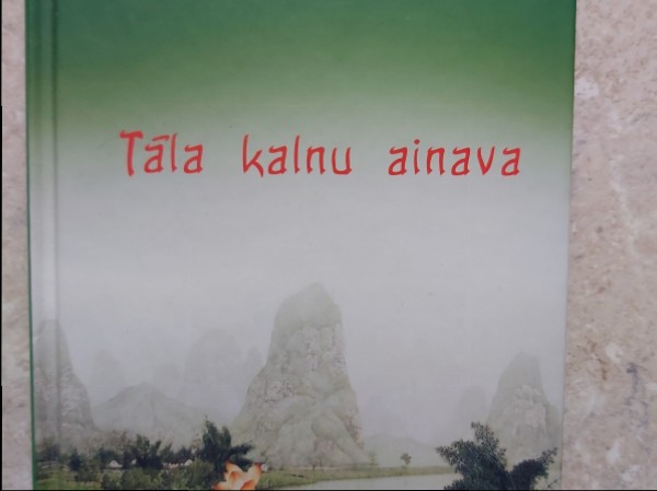 Tāla kalnu ainava