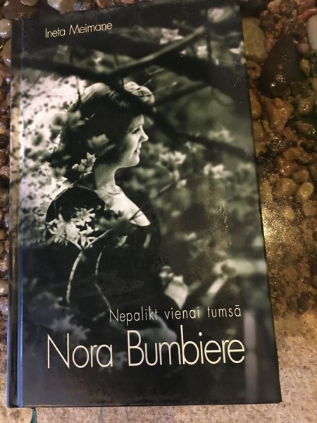 Nepalikt vienai tumsā Nora Bumbiere