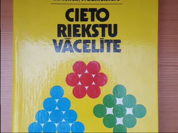Cieto riekstu vācelīte