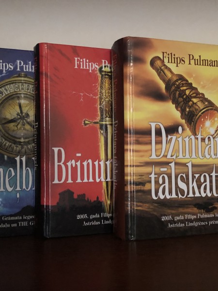 Triloģija Ziemeļblāzma, Brīnumzeme, Dzintara tālskatis, 