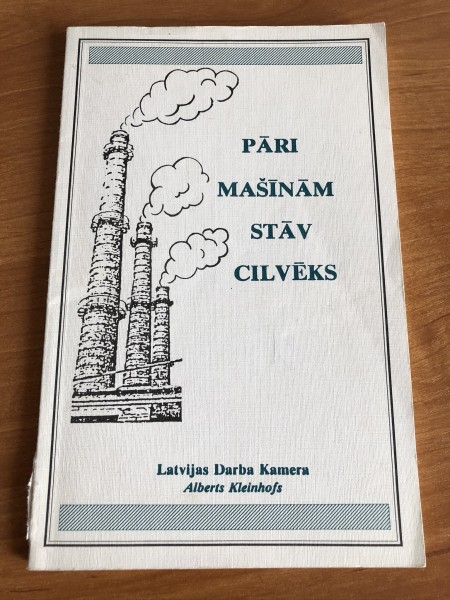 Pāri mašīnām stāv cilvēks