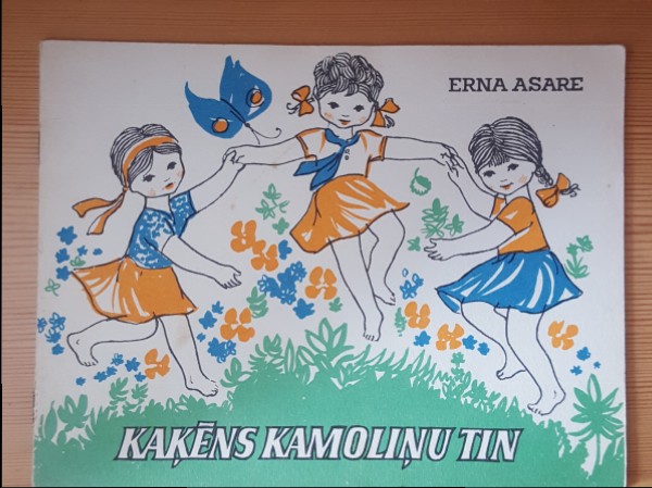 Kaķēns kamoliņu tin