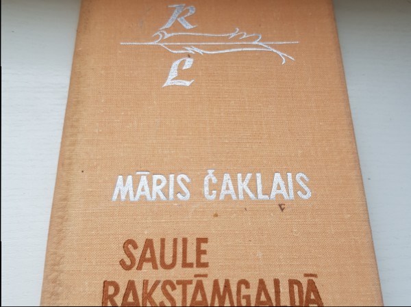 Saule rakstāmgaldā