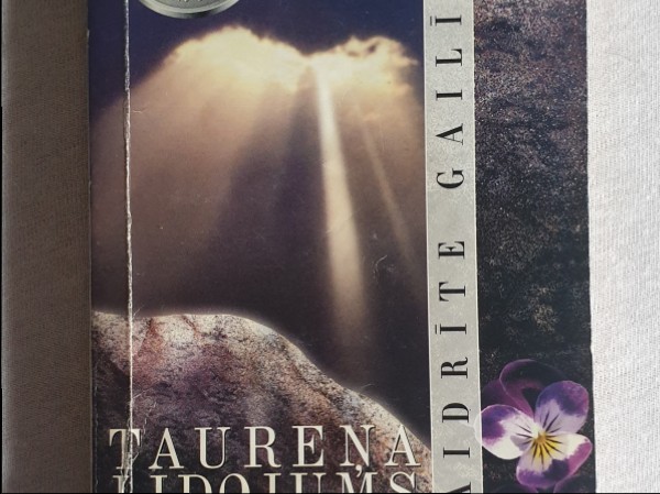 Taureņa lidojums akmenī