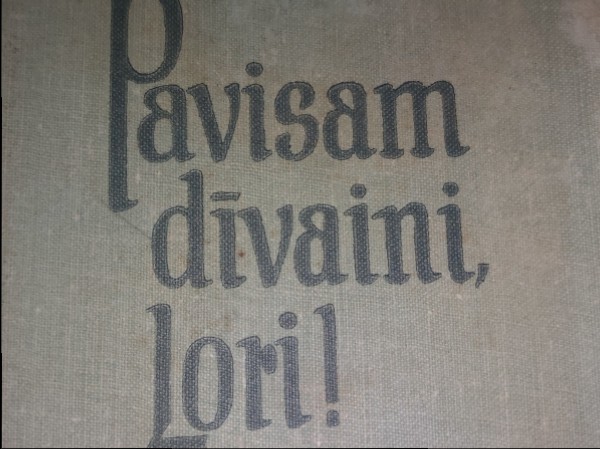 Pavisam dīvaini, Lori!