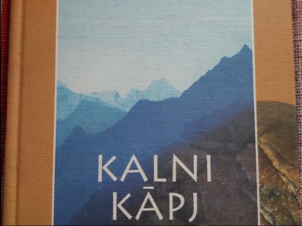 Kalni kāpj debesīs