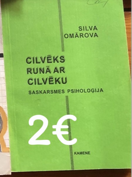 Cilvēks runā ar cilvēku
