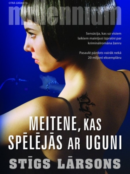 Meitene, kas spēlējās ar uguni