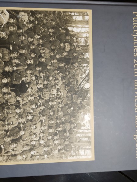 Pulcējaties zem latviešu karogiem