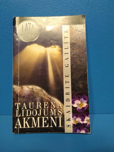 Taureņa lidojums akmenī