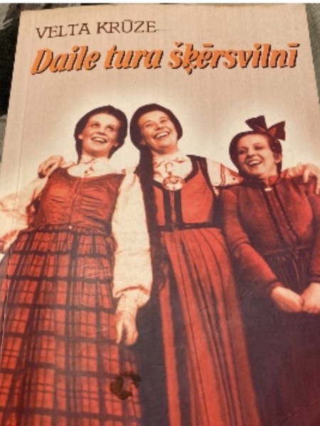 Daile tura šķērsvilnī