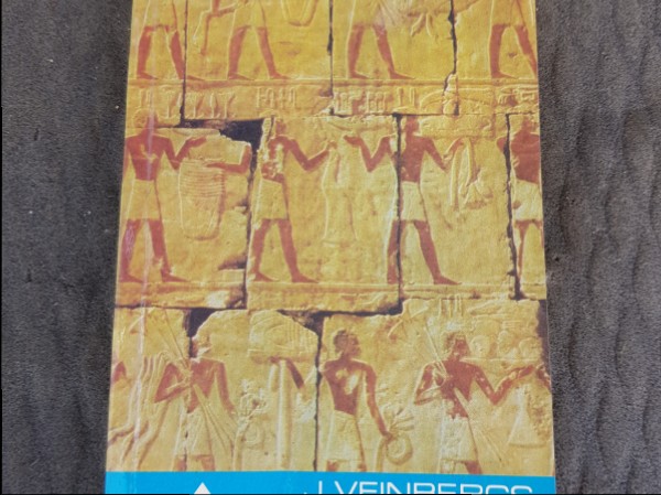 Piramīdu un zikurātu ēnā