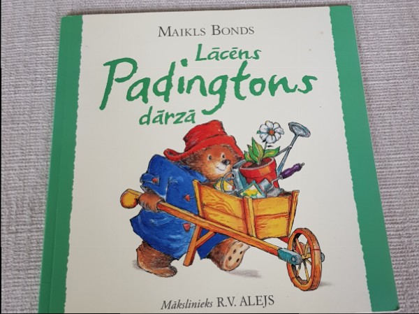 Lācēns Padingtons dārzā.