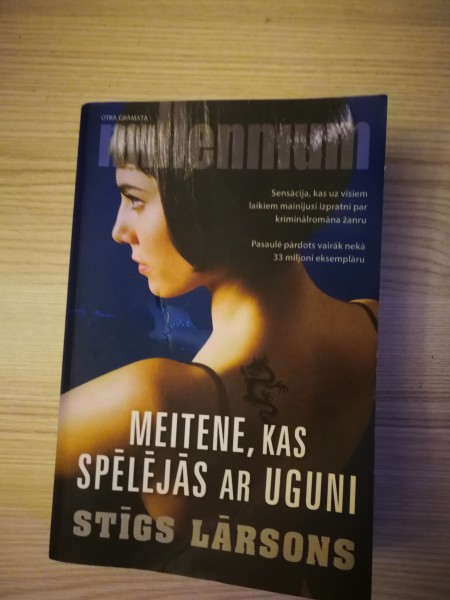 Meitene, kas spēlējās ar uguni