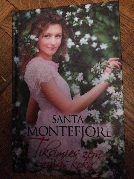 Tiksimies zem mīlas koka