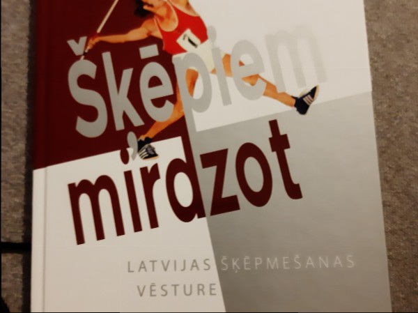Šķēpiem mirdzot