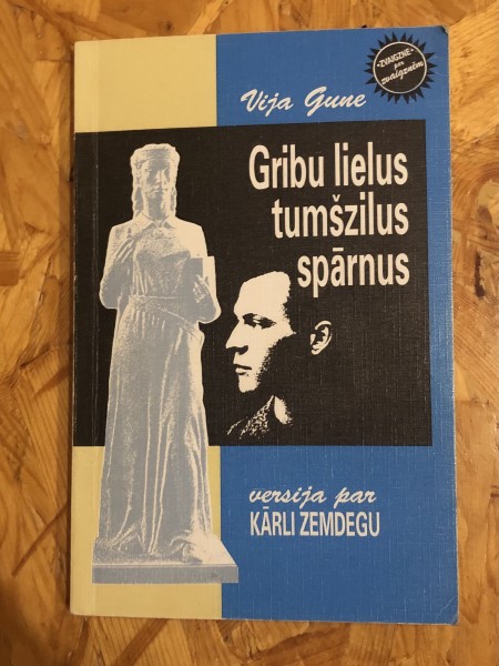 Gribu lielus tumšzilus spārnus