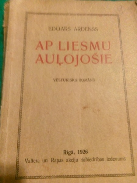 AR LIESMU AUĻOJOŠIE