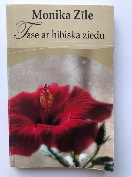 Tase ar hibiska ziedu