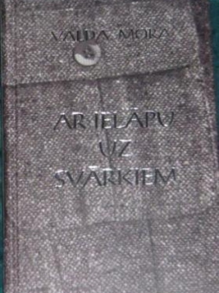 Ar ielāpu uz svārkiem