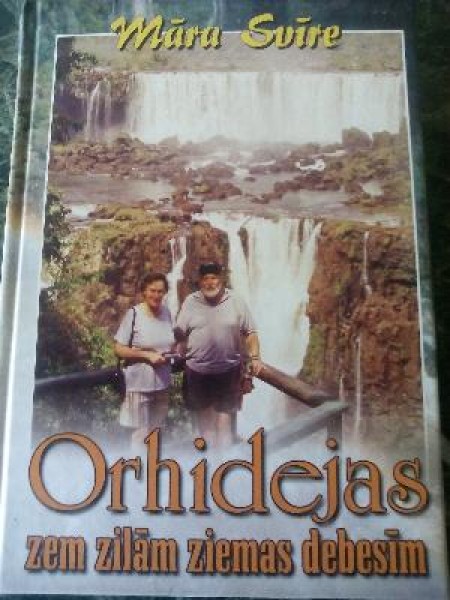 Orhidejas zem zilām debesīm